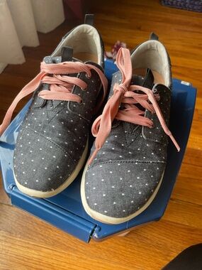 Polka Dot Tom’s Casual Sneakers with Pink Laces